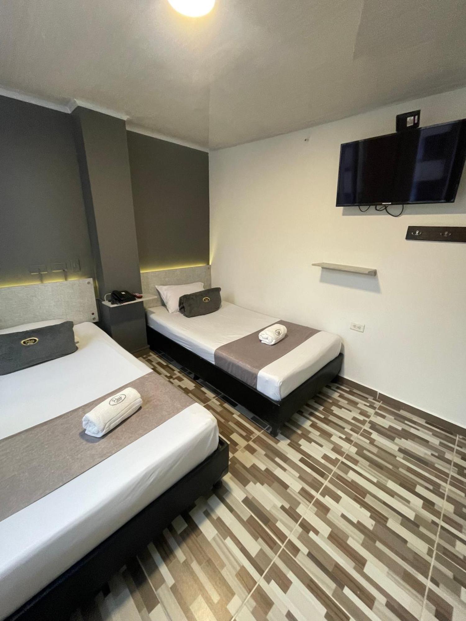 Hotel Pass, Laureles *