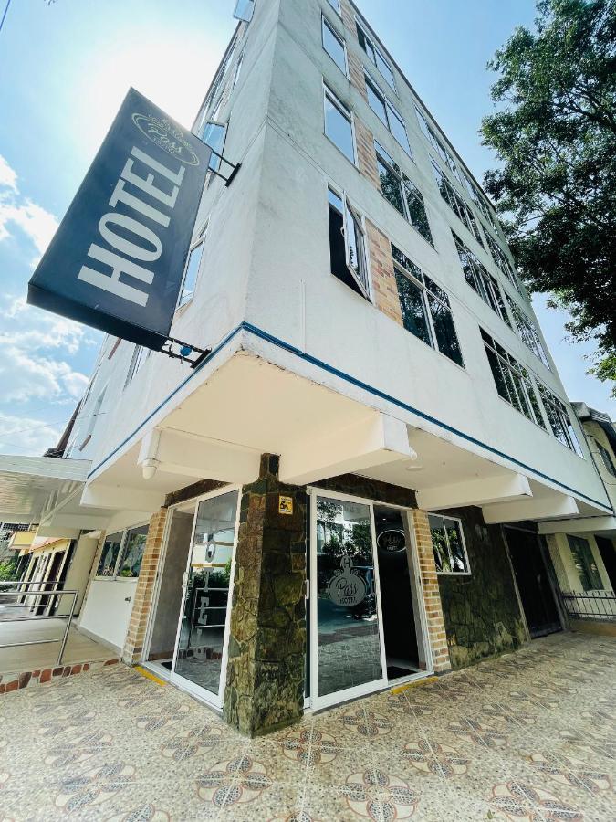 Pass, Laureles Hotel