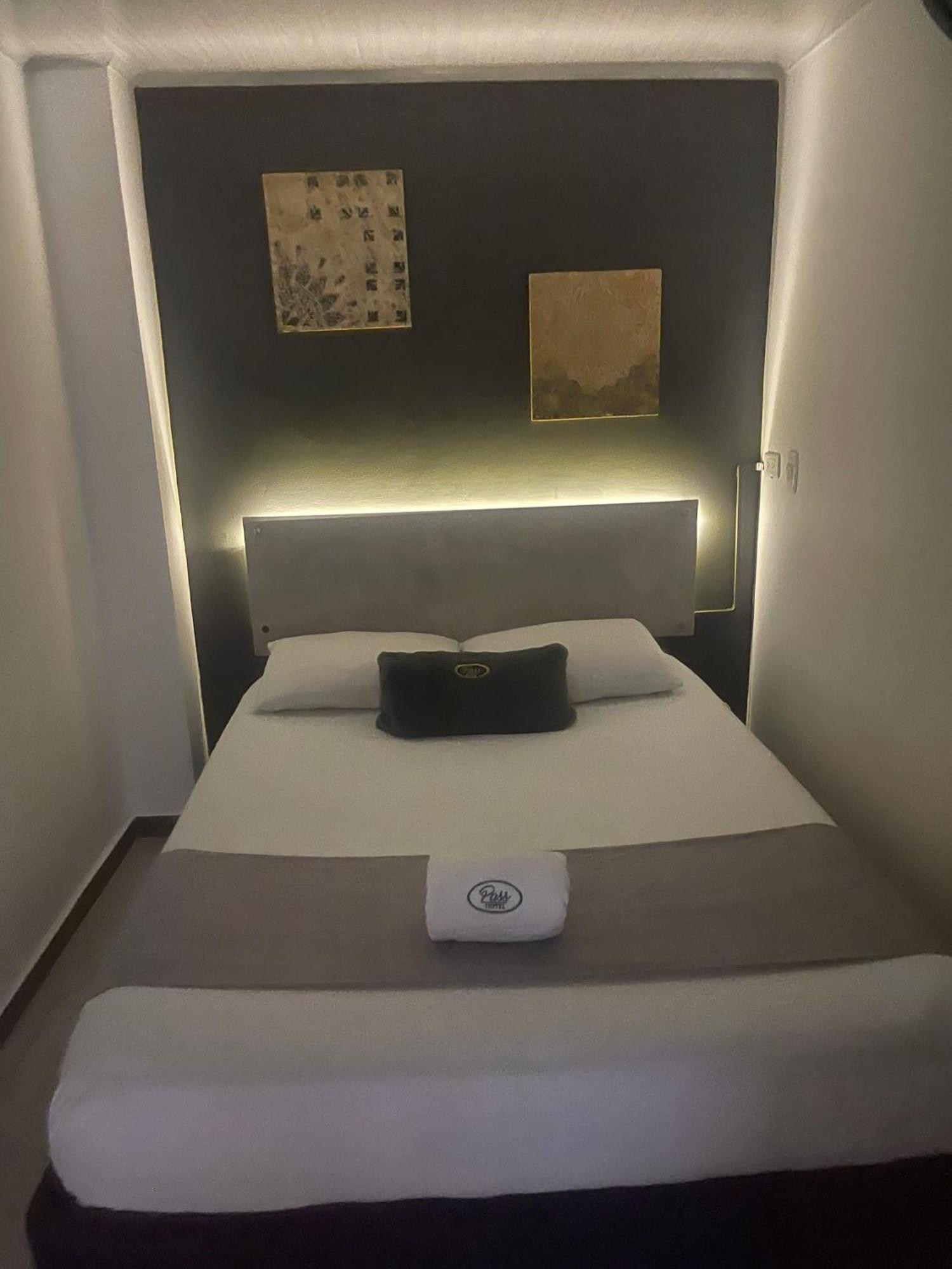 Pass, Laureles Hotel